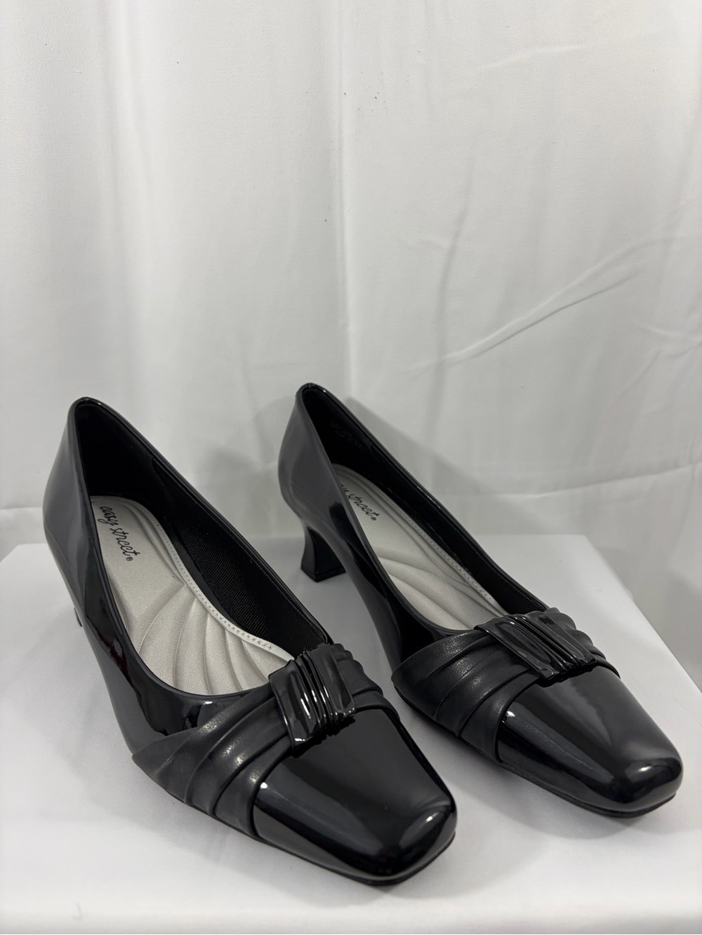 NWT Easy Street Women's Size 11 Black Shiny Low Heel Pumps